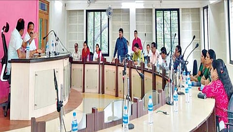 कणकवली:न.पं.बैठकीस उपस्थित नगराध्यक्ष व नगरसेवक.