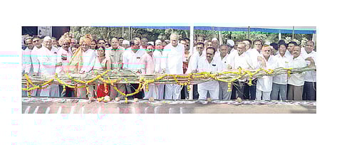 सोनई ः मुळा साखर कारखान्याच्या गळीत हंगामाची सांगता ज्येष्ठ नेते यशवंतराव गडाख यांच्या हस्ते उसाची मोळी गव्हाणीत टाकून करण्यात आली.