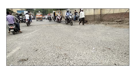 चिंचवड गावातील चापेकर चौकात रस्त्यावर टाकलेली खडी.