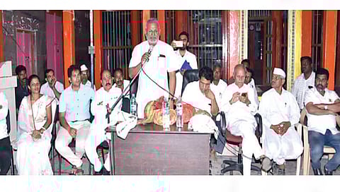 पाडळी : येथे विविध विकासकामांच्या शुभारंभाप्रसंगी बोलताना आमदार माणिकराव कोकाटे. समवेत अ‍ॅड. भगीरथ शिंदे, आमदार डॉ. सुधीर तांबे, बाळासाहेब वाघ, जयराम शिंदे, मारुती बिन्नर आदी.