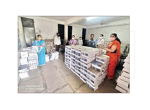 कोपरगाव : कोपरगाव तालुक्यात शाळेच्या पहिल्याच दिवशी पाठ्यपुस्तके मिळणार आहेत. 223 शाळांना 1 लाख 73 हजार पाठ्यपुस्तके प्राप्त झाली.