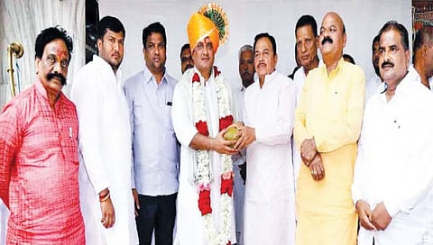 पेठनाका ः येथे खा. धनंजय महाडिक यांचा सत्कार करताना सी. बी. पाटील, माजी आ. भगवानराव साळुंखे, राहुल महाडिक, सम्राट महाडिक. 