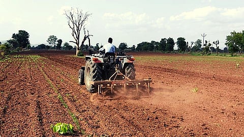 नगर : ग्रामीण भागात शेती मशागतीसाठी बळीराजाची लगबग