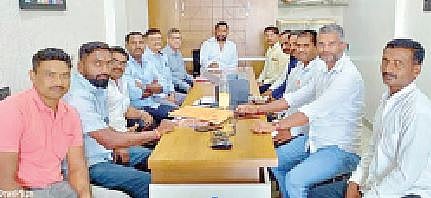 पारनेर : आजी-माजी सैनिकांच्या बैठकीत चर्चा करताना कारभारी पोटघन, कर्नल साहेबराव शेळके व पदाधिकारी.(छाया : शशिकांत भालेकर)