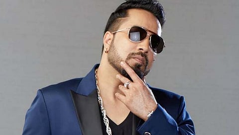 गायक मिका सिंगला गोव्यात दणका, बंगल्याचे काम थांबवण्याचे आदेश