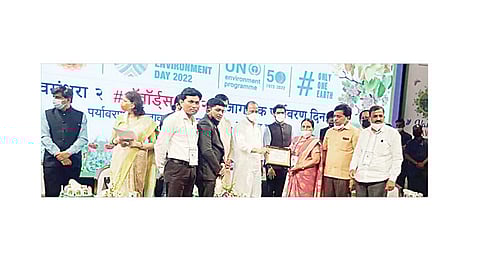 मुंबई : येथे आयोजित माजी वसुंधरा अभियानअंतर्गत स्पर्धेचे सन्मान स्वीकारताना सरपंच सुनीता खेतमाळस, प्रताप साबळे, अमोल जाधव आदी.