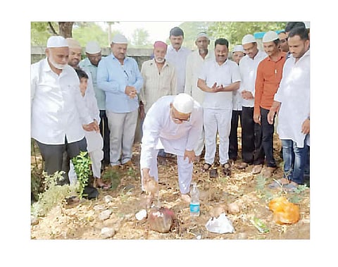 निघोज ः मुस्लिम कब्रस्थानात पाण्याच्या टाकीचे भूमिपूजन नजीर मोमिन यांच्या हस्ते झाले. यावेळी सचिन वराळ व दिनेश बाबर उपस्थित होते.