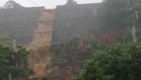 पन्हाळगडावर मुसळधार पाऊस : नव्या रस्त्यावर धबधब्यासारखे लोट