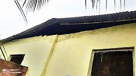 ‘पिंप्री’च्या शाळेचे पत्रे वादळाने उडाले