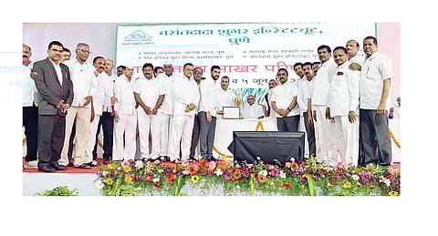 कोपरगाव : माजी केंद्रीयमंत्री शरदचंद्र पवार यांच्याकडून पुरस्कार स्विकारताना अध्यक्ष बिपिनराव कोल्हे, युवा संचालक विवेक कोल्हे आदी.
