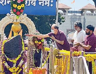 शनिशिंगणापूर : पहिल्याच दिवशी हजार भाविकांचा अभिषेक