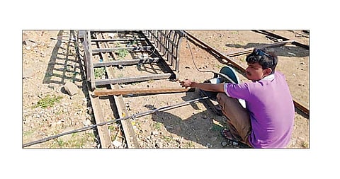 साकत : शेतीची लोखंडी अवजारे बनवताना कारागीर. (छाया ः बाळासाहेब वराट)