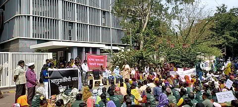 सासवडमधील दोन कचरावेचकांच्या हत्येचा निषेध; कागद, काच, पत्रा उचलणारे कष्टकरी धडकले जिल्हाधिकारी कार्यालयावर