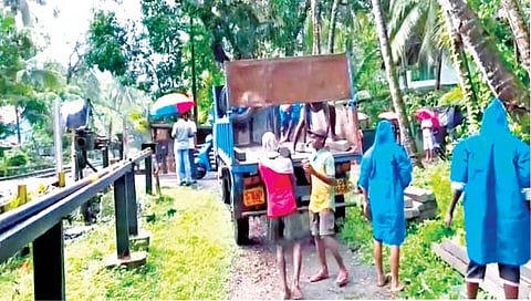 गोवा  : रेल्वेचे खांब घालण्याचे काम बंद पाडले
