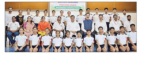 संगमनेर : हरियाणा येथील खेलो इंडिया स्पर्धेत ध्रुव ग्लोबल स्कूलच्या विद्यार्थ्यांची निवड झाल्याने त्यांना शुभेच्छा देताना मंत्री बाळासाहेब थोरात.