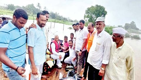 पूरस्थितीची पाहणी 