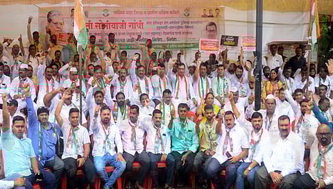 आंदोलन करताना काँग्रेसचे पदाधिकारी-कार्यकर्ते. (छाया : हेमंत घोरपडे)