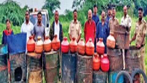 उस्मानाबाद : गावठी दारू अड्ड्यावर छापा; सव्वा लाख रुपयाचे रसायन जप्त