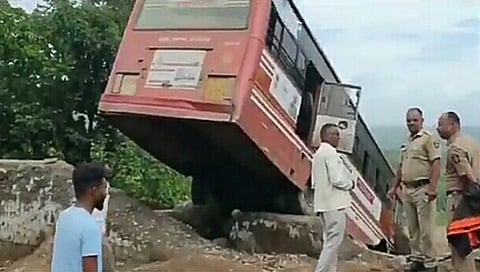 दैव बलवत्तर ! ब्रेक फेल झालेली बस घाटाच्या काठावर आदळून थांबली ; 28 प्रवासी दरीत पडता पडता वाचले