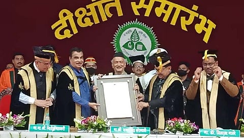 नितीन गडकरी यांना राज्यपालांच्या हस्ते ‘डॉक्टर ऑफ सायन्स’ पदवी प्रदान