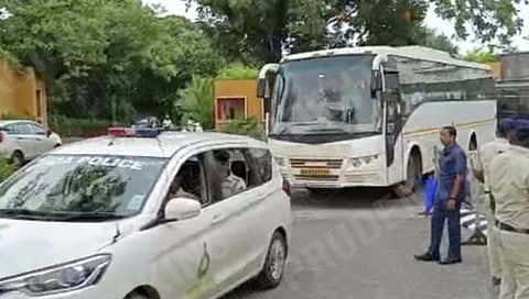 एकनाथ शिंदे यांचे सहकारी आमदार कडक पोलीस बंदोबस्तात मुंबईकडे रवाना झाले.