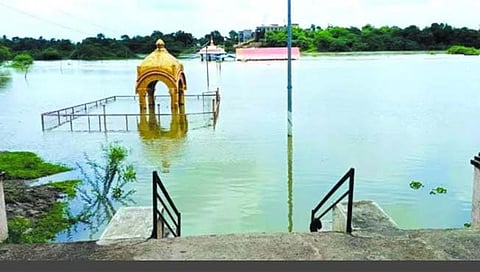 बीड: नाथसागरातून विसर्ग सुरूच; पांचाळेश्वर येथील श्रीदत्त, राक्षसभुवनचे शनिमंदिर पाण्यात