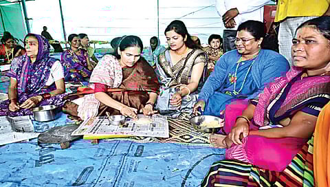 Bharti Pawar : केंद्रीय राज्यमंत्री जेव्हा लग्नघरी लाटतात पुर्‍या, व्हिडिओ व्हायरल