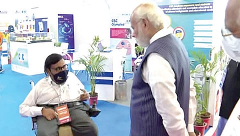 दिल्ली : डिजिटल इंडिया वीकमध्ये सन्मान मिळविलेल्या दिव्यांग रवींद्र सुपेकर यांच्याशी चर्चा करताना पंतप्रधान नरेंद्र मोदी.