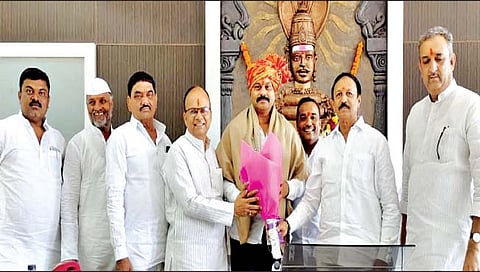 राज्यातील सत्तांतरानंतर ‘तुझ्या गळा.. माझ्या गळा…’