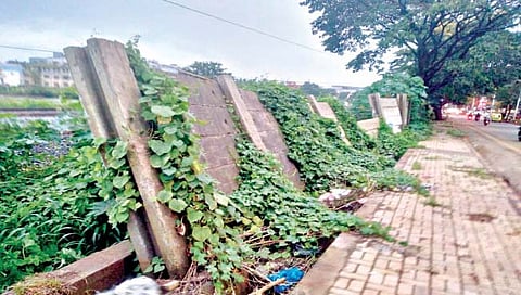 बेळगाव : रेल्वे रुळाशेजारची भिंत कधीही कोसळणार!