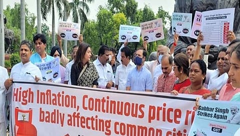 वाढती महागाई, खाद्यान्नावरील जीएसटीच्या मुद्यांवरुन विरोधकांचा संसदेत प्रचंड गदारोळ