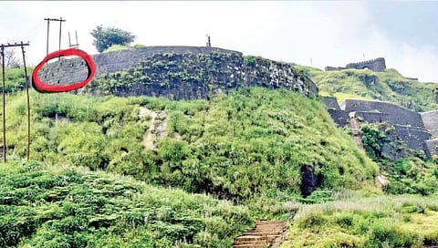 विशाळगडाच्या उर्वरित बुरुजांनाही धोका