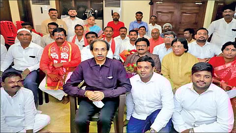 मोहोळमधील शिवसेना पदाधिकार्‍यांनी घेतली पक्षप्रमुख उद्धव ठाकरेंची भेट