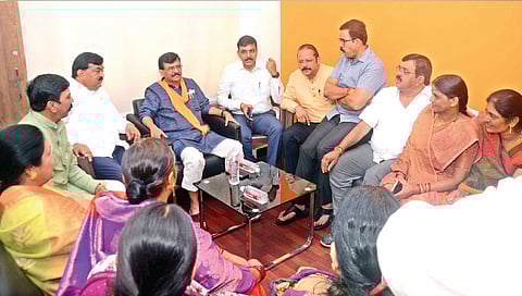 नाशिक : शहर शिवसेना पदाधिकार्‍यांशी चर्चा करताना खा. संजय राऊत. 