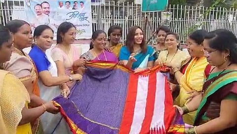 सोलापूर : राष्ट्रवादी महिला आघाडीकडून आमदार शहाजीबापू पाटील यांच्या पत्नीला साडी भेट