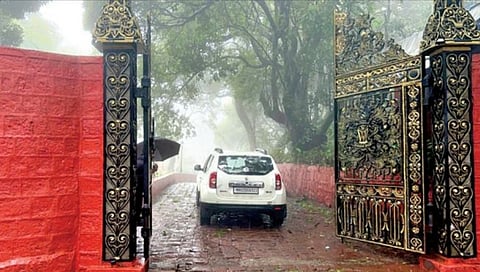 सातारा: वाधवान बंधूंच्या बंगल्यावर सीबीआय छापा