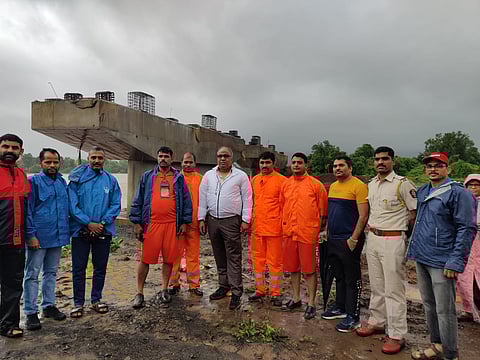 पालघर : वैतरणा नदीपात्रात अडकलेल्या १० कामगारांना सुखरूप बाहेर काढले (व्हिडिओ)