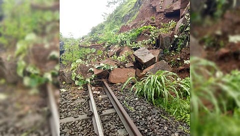 कोकण रेल्वे मार्गावर खेड जवळ दरड कोसळली, वाहतूक ठप्प