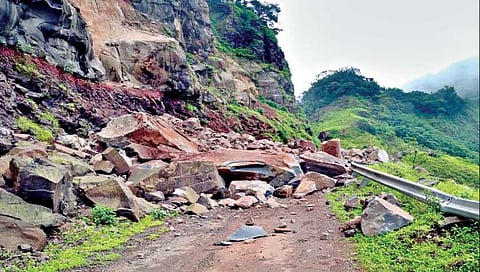 सातारा : रघुवीर घाटात दरड कोसळली कांदाटी खोर्‍यातील 16 गावांचा संपर्क तुटला