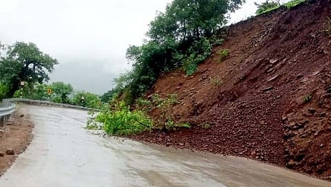 सातारा-महाबळेश्वर रोडवरील केळघर घाटात दरड कोसळली 
