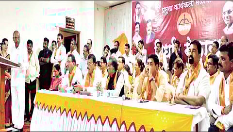 ज्यांनी सेनेच्या मुख्यमंत्र्यांना पायउतार केले ते शिवसैनिक कसे?