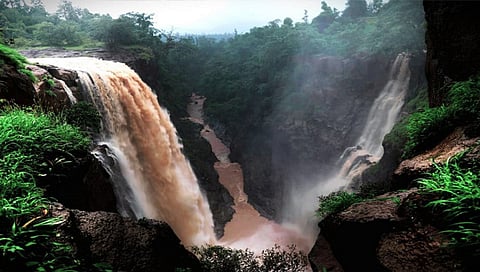 नाशिक : एक हजार फुटांवरुन कोसळतो, सुरगाण्यातील ‘हा’ धबधबा डोळ्यांची पारणं फेडतो