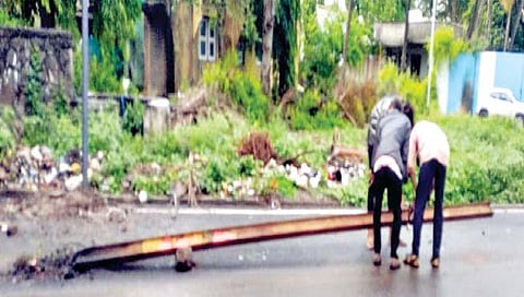 अखेर सातारा पालिकेने हटवला ‘तो’ धोकादायक पोल