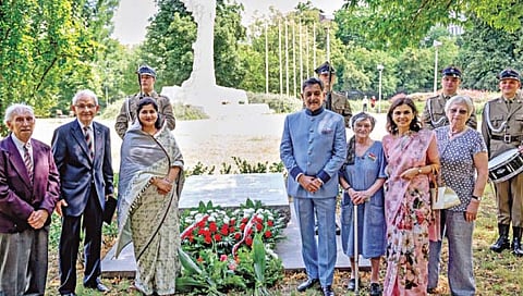 पोलंडमधील युद्ध स्मारकास संभाजीराजेंनी केले अभिवादन