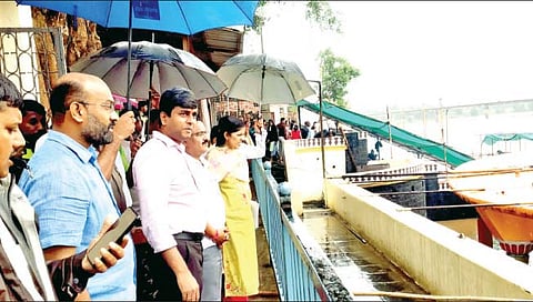 नृसिंहवाडी : 1) येथे दत्त मंदिर परिसरात कृष्णा, पंचगंगा नद्यांच्या पुराची पाहणी करताना जिल्हाधिकारी राहुल रेखावार. शेजारी प्रांताधिकारी डॉ. विकास खरात, तहसीलदार डॉ.अपर्णा मोरे-धुमाळ यांच्यासह अधिकारी. 2) टाकळीवाडी : येथे गुरुदत्त साखर कारखाना निवारास्थळाची पाहणी करताना जिल्हाधिकारी राहुल रेखावर, गुरुदत्तचे चेअरमन माधवराव घाटगे, राहुल घाटगे, धीरज घाटगे यांच्यासह पदाधिकारी.  (छाया : संतोष बामणे,जयसिंगपूर) 