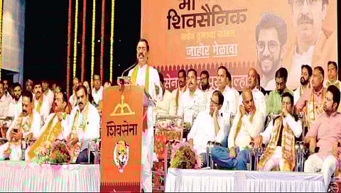 नकली धर्मवीर स्वार्थासाठी लाचार : विनायक राऊत