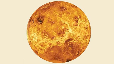अन्य ग्रहांच्या तुलनेत शुक्र फिरतो उलट्या दिशेने