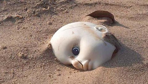 ‘तिथे’ लाटांबरोबर येतात भयावह बाहुल्या