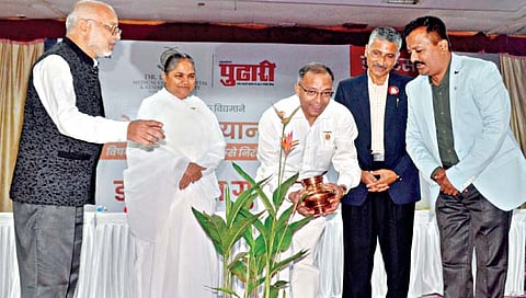 कोल्हापूर :  दैनिक ‘पुढारी’ व डॉ.डी.वाय.पाटील हॉस्पिटल यांच्या वतीने डॉक्टर्स डे निमित्त आयोजित व्याख्यानमालेचा रोपट्याला पाणी देऊन प्रारंभ करताना डॉ. मोहित गुप्ता. यावेळी उपस्थित विजय जाधव, सुनंदा बहेनजी, डॉ. राकेशकुमार मुदगल, डॉ. संदीप पाटील. (छाया : पप्पू अत्तार)