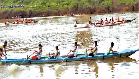 सांगली : होड्यांच्या स्पर्धेवेळी बोट उलटली (व्हिडीओ)